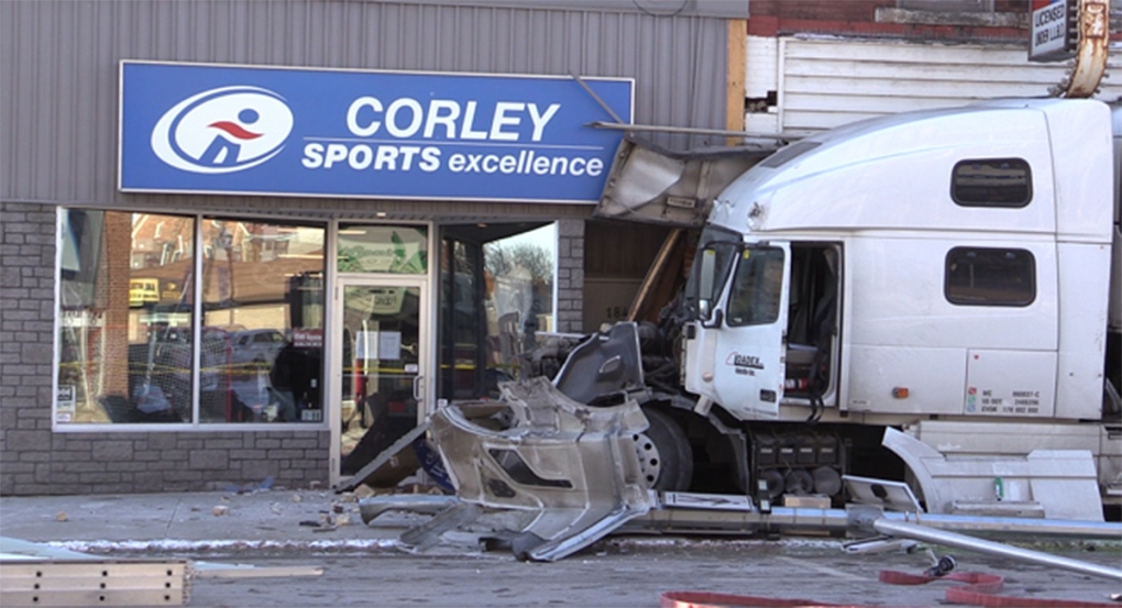 Kerusakan signifikan setelah transportasi masuk ke gedung di Listowel, Ontario.