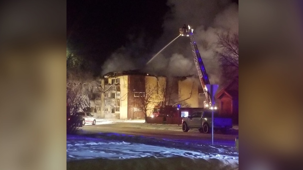 Battleford Utara, Sask.  kebakaran apartemen: Warga melompat dari gedung yang terbakar ke tangan penyelamat