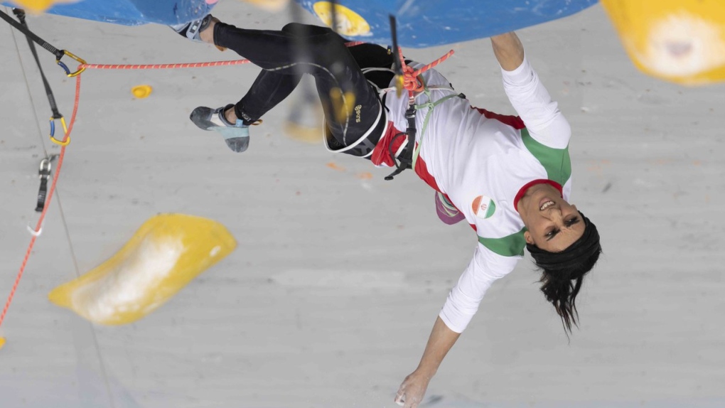 Elnaz Rakabi, wspinacz konkurujący bez chusty, w Iranie