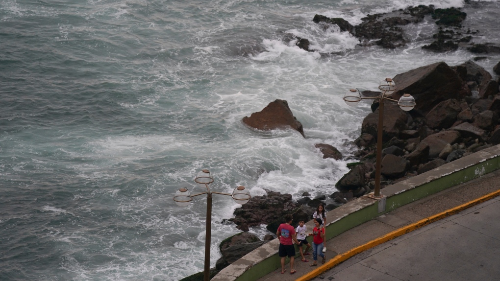 El huracán Orlene golpea la costa del Pacífico de México