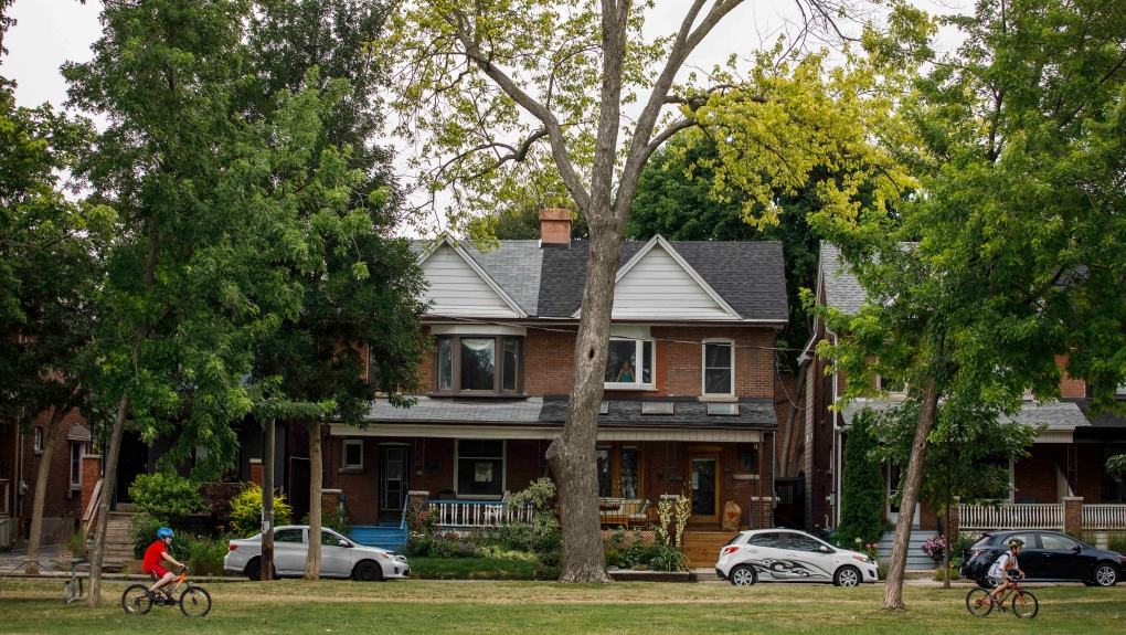 Marché de l’habitation : les Canadiens retardent l’achat d’une maison à cause de la hausse des taux d’intérêt