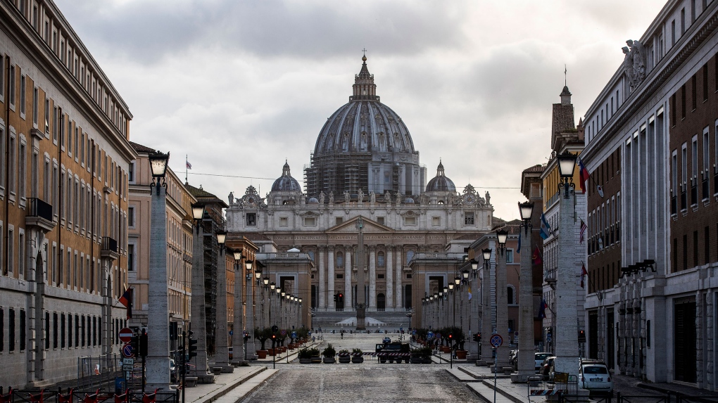 Turista estadounidense destroza esculturas del Vaticano