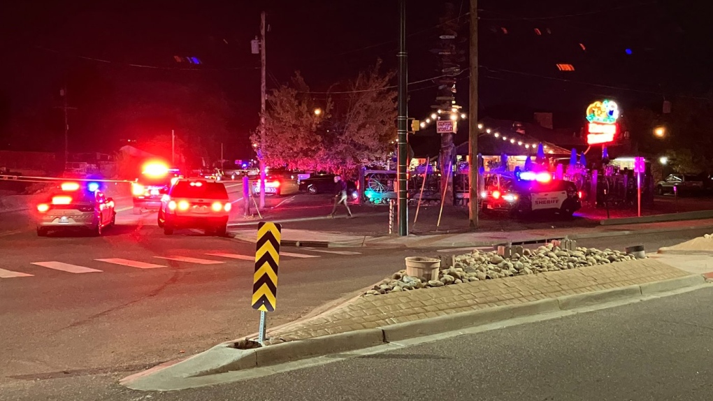 1 muerto después de que un automóvil arrolla a la multitud en un bar de Colorado