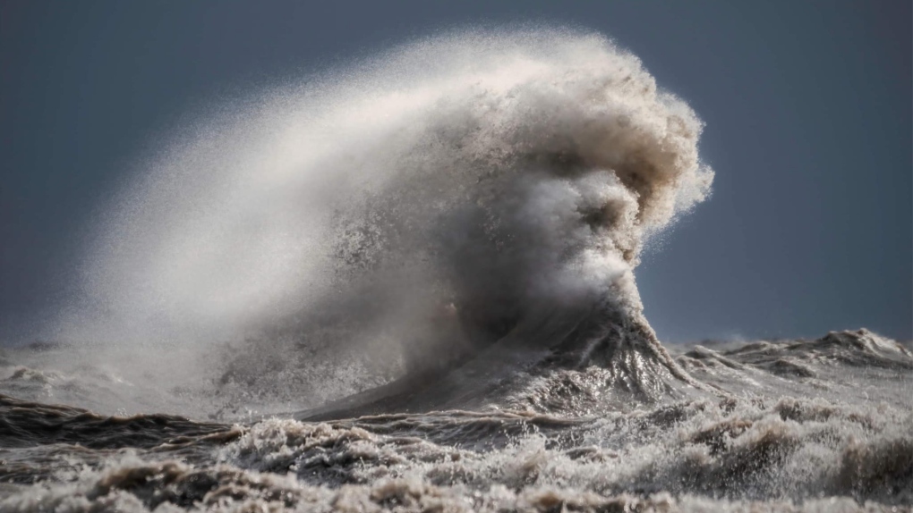'It looks like Poseidon': Ingersoll, Ont. photographer captures spectacular image of face in waves