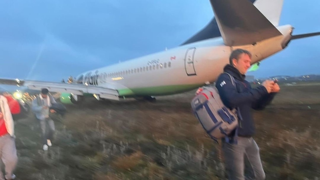 Samolot Flyer Airlines wyleciał poza pas startowy na lotnisku Waterloo