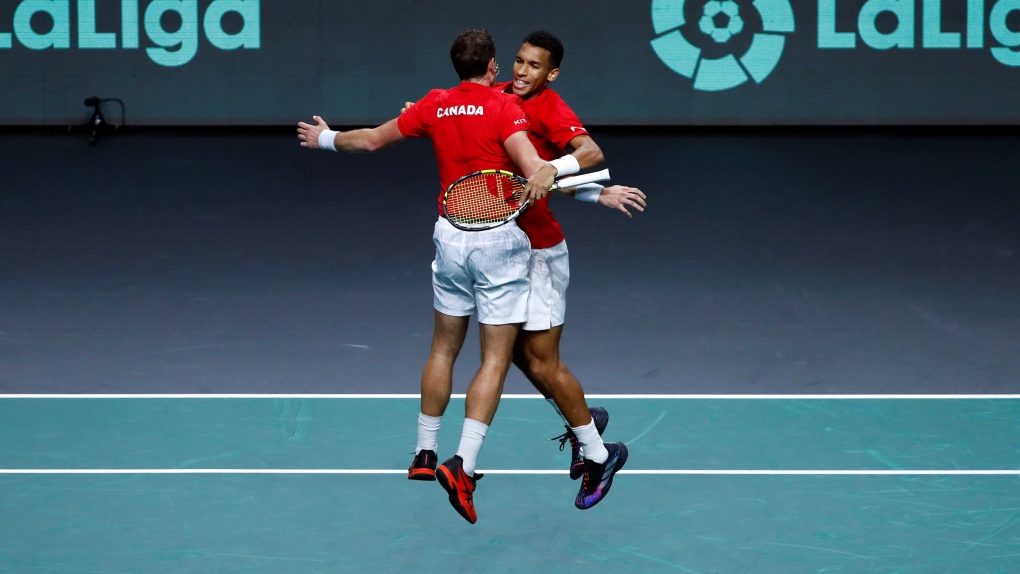 Canada's Vasek Pospisil, left, and Felix Auger Aliassime celebrates after defeating Italy's Matteo Berrettini and Fabio Fognini during the semi-final Davis Cup tennis doubles match between Italy and Canada in Malaga, Spain, Saturday, Nov. 26, 2022. (AP Photo/Joan Monfort) 