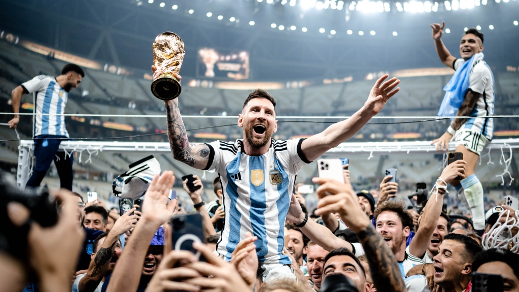 LUSAIL CITY, QATAR - NGÀY 18 THÁNG 12: Lionel Messi của Argentina ăn mừng chiến thắng với chiếc cúp sau trận Chung kết FIFA World Cup Qatar 2022 giữa Argentina và Pháp tại Sân vận động Lusail vào ngày 18 tháng 12 năm 2022 ở Thành phố Lusail, Qatar. (Ảnh của Marvin Ibo Guengoer - GES Sportfoto/Getty Images) 