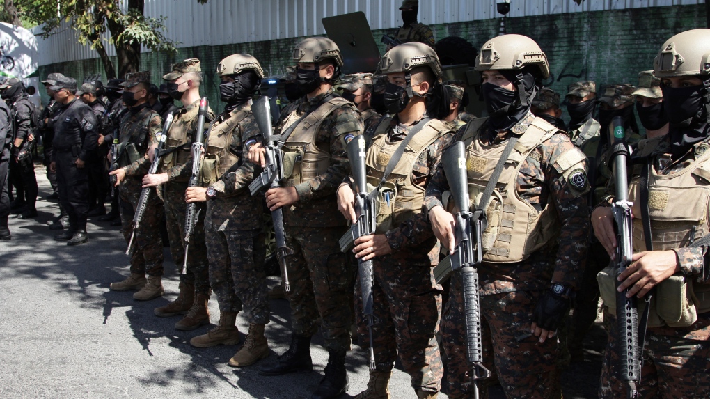 El Salvador sends 10,000 police, army to seal off town