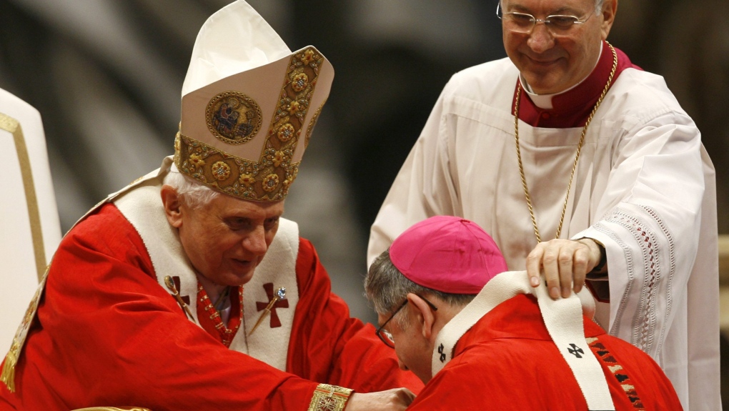 Le cardinal Thomas Collins pleure le pape Benoît XVI
