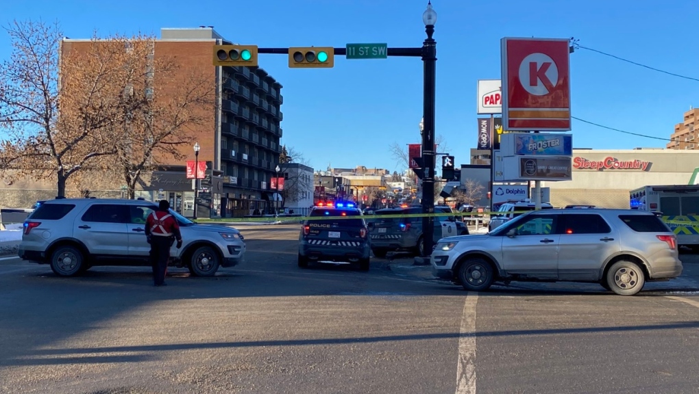 Calgary police block off 17th Avenue street after disturbance at CIBC bank