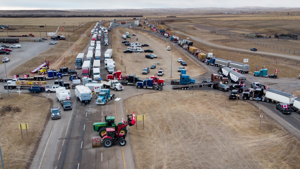 Walikota Coutts Jim Willett bertemu dengan pengemudi truk saat protes di perbatasan AS berlanjut