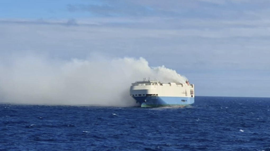 Um cargueiro em chamas cheio de carros à deriva no meio do Atlântico