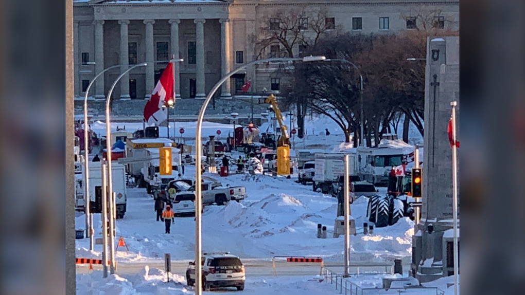 Winnipeg police demanding trucks to clear protest location downtown