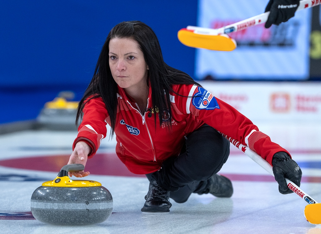 Kerri Einarson wins 3rd consecutive Canadian women's curling championship