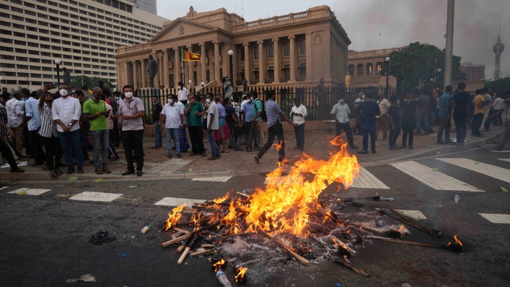 Para pengunjuk rasa menyalahkan pemimpin Sri Lanka atas krisis ekonomi yang parah
