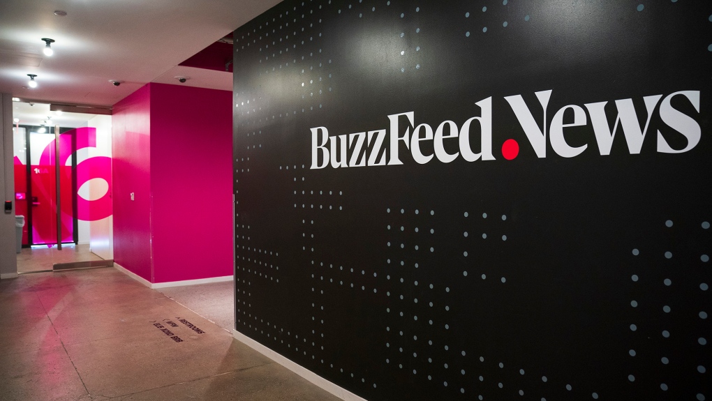 BuzzFeed News menawarkan pembelian dan tiga editor topnya telah mengundurkan diri