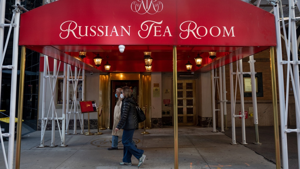 Ruang Teh Rusia yang Terkenal di NYC berdiri dengan Ukraina