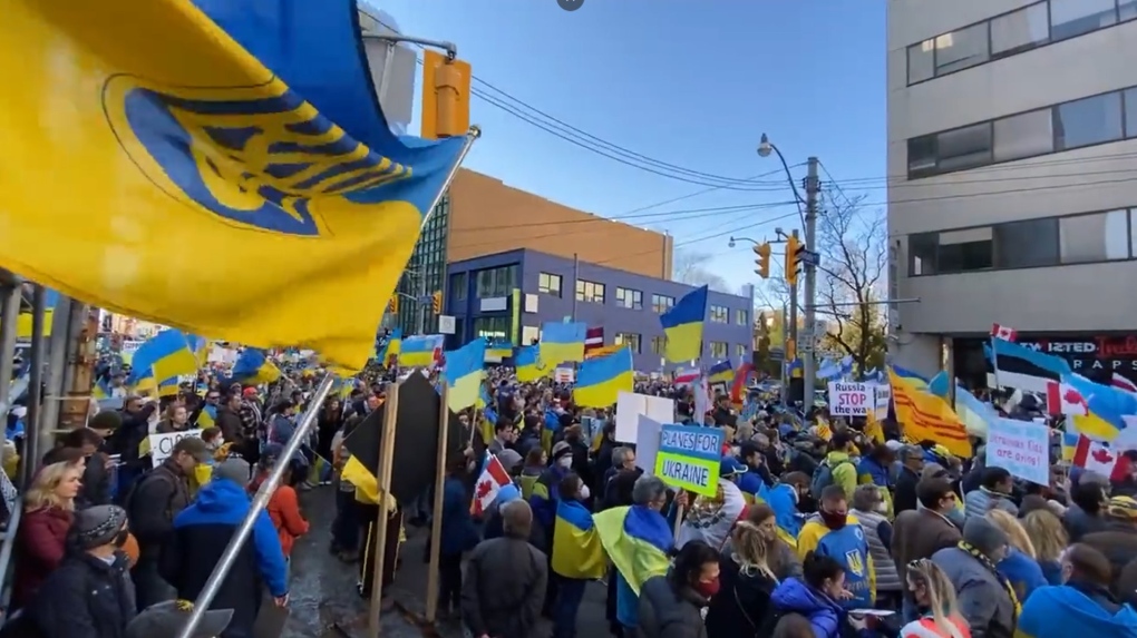 Komunitas Ukraina Toronto unjuk rasa di luar konsulat Rusia