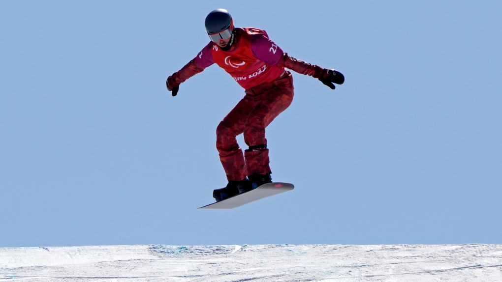 Tyler Turner dari Kanada memenangkan perak papan salju Paralimpiade