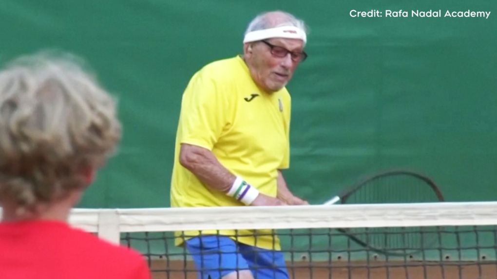 ‘Saya harap saya hidup untuk mencapai 100’: Pemain tenis tertua di dunia tetap tinggal di zona perang Ukraina