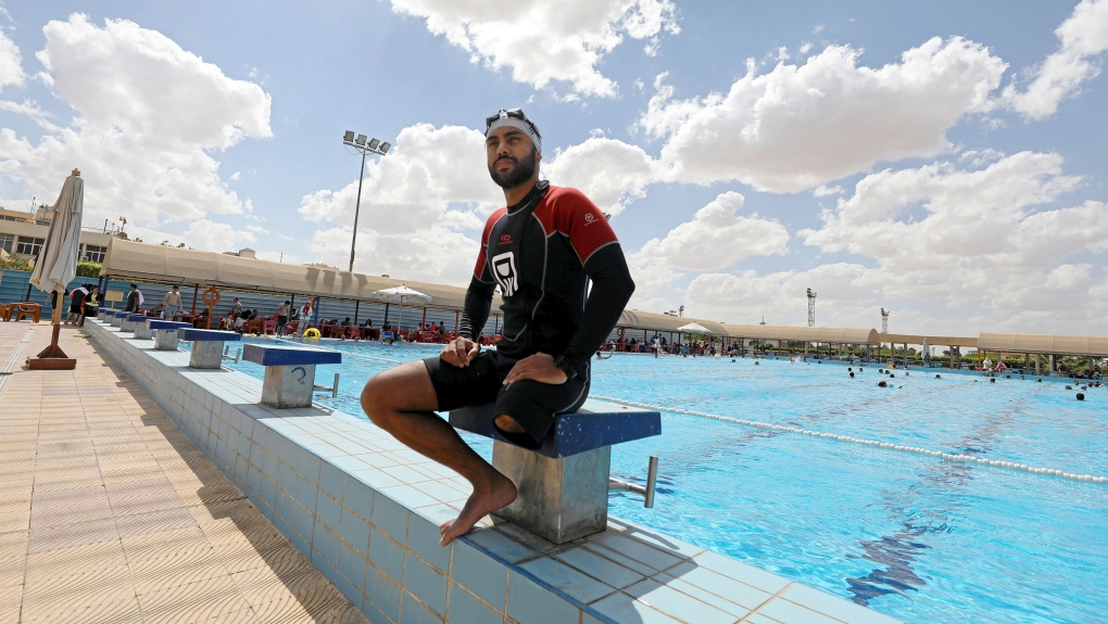 Perenang Mesir memecahkan dua Rekor Dunia Guinness setelah kehilangan kakinya