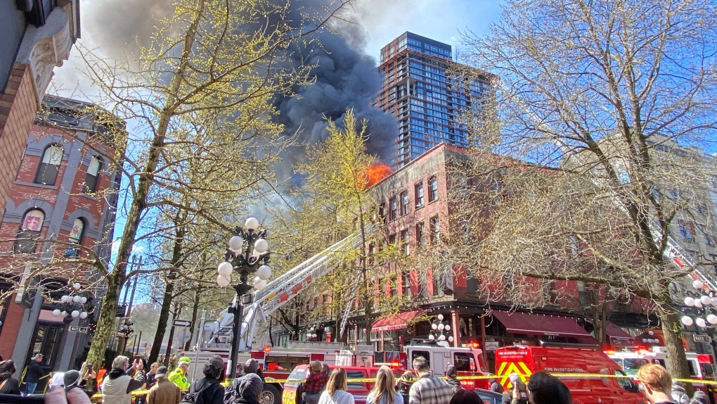 Kebakaran Vancouver: Penyewa gedung Gastown diselamatkan