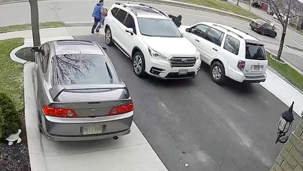 Video pembajakan mobil Brampton: Ayah menghentikan pria di jalan masuk rumah