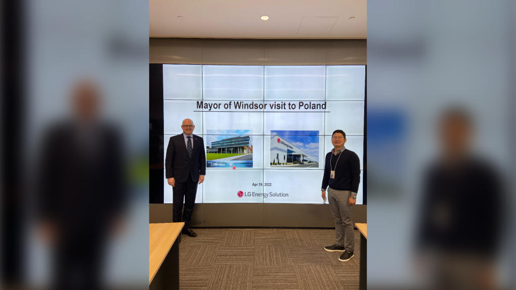 Burmistrz Windsor Drew Dilkens zwiedza fabrykę baterii LG w Europie