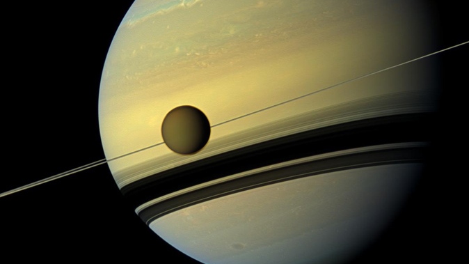 Titán, la luna de Saturno, tiene paisajes similares a los de la Tierra: científicos