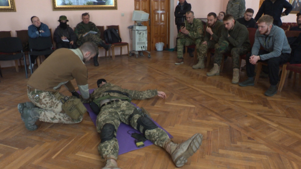 Perang Ukraina: Paramedis mengajarkan keterampilan menyelamatkan jiwa