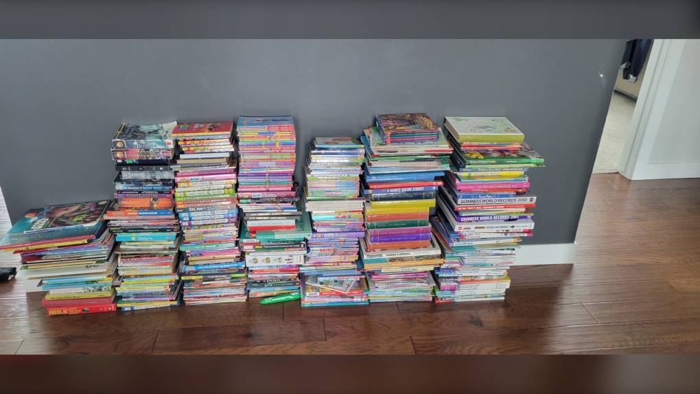 Keluarga Manitoba menyumbangkan lebih dari 500 buku untuk membangun kembali perpustakaan sekolah