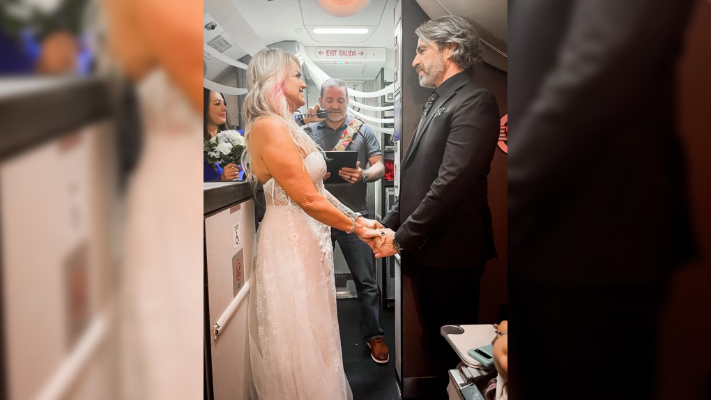 Pernikahan barat daya: Pasangan menikah di ketinggian 37.000 kaki
