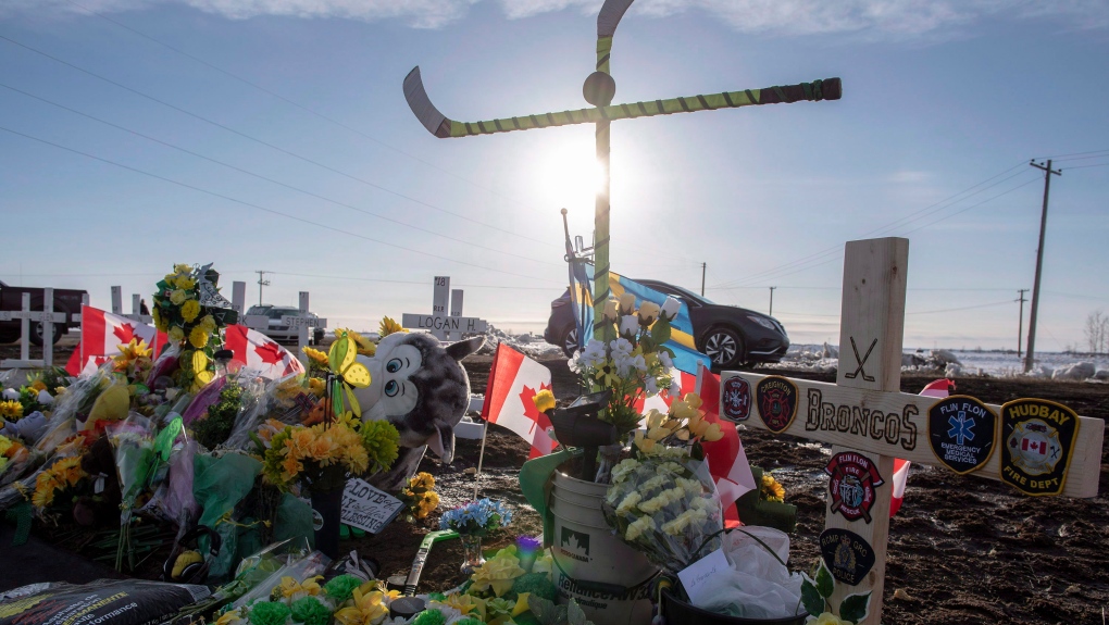 Peringatan kecelakaan bus Humboldt Broncos ditandai dengan tenang di kampung halaman tim