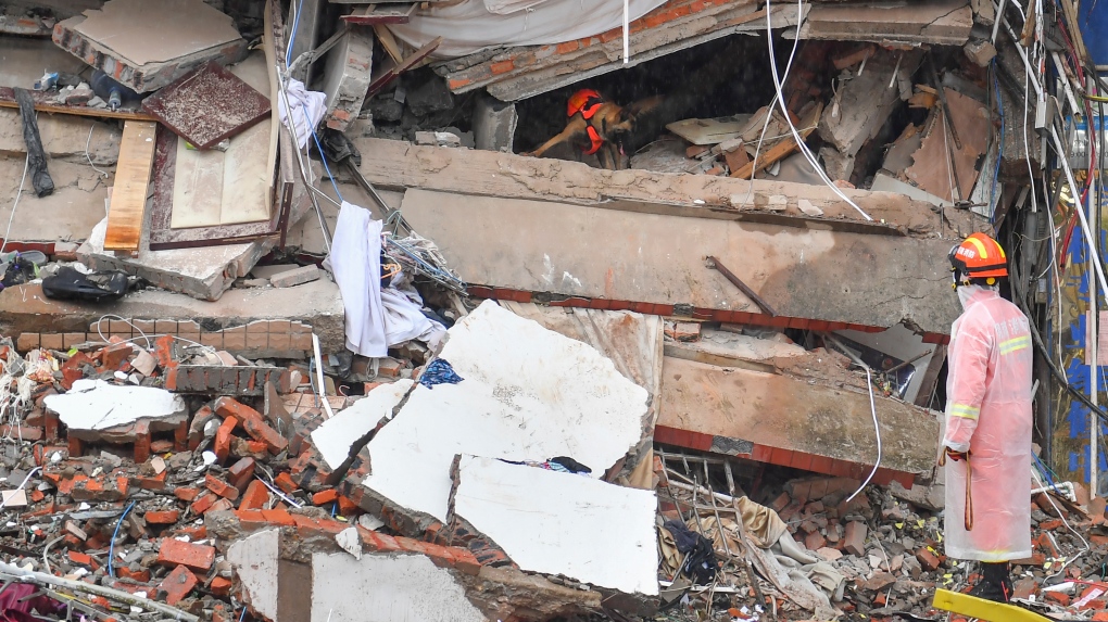 Bangunan China runtuh: Wanita diselamatkan 50 jam kemudian
