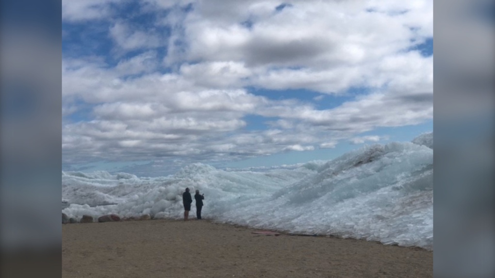 Des boules de glace géantes se forment sur le lac Winnipeg