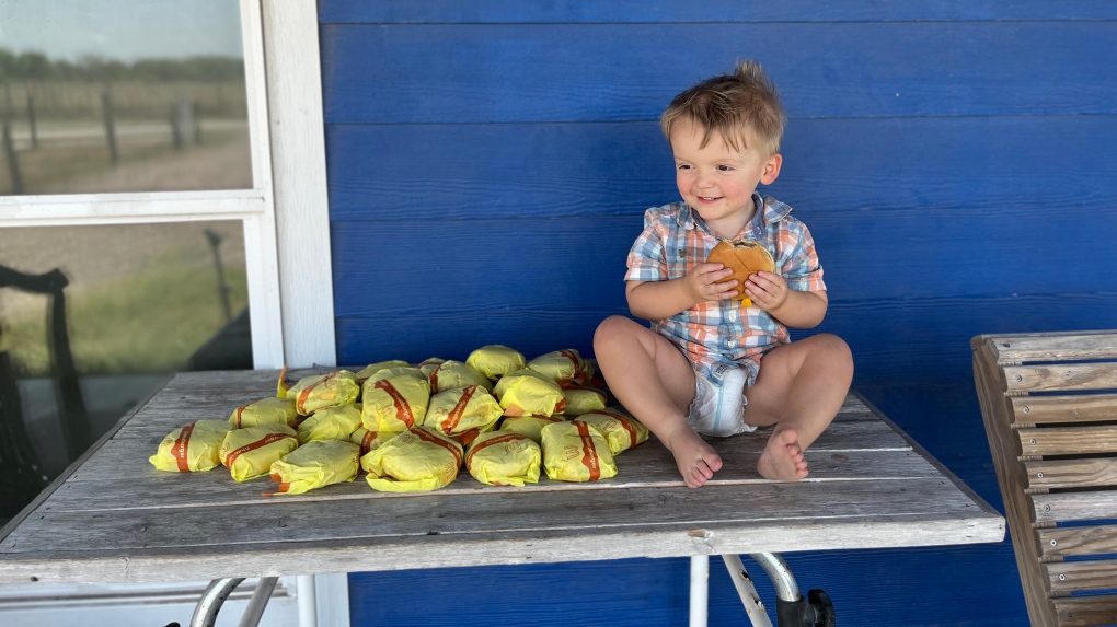 2-latka zamawia 31 cheeseburgerów po tym, jak mama zostawia włączony telefon
