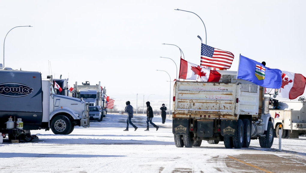 RCMP warn of potential weekend highway delays near Coutts, Alta. during protest convoy