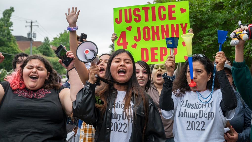 Pengadilan pencemaran nama baik Johnny Depp: Heard bereaksi terhadap kebencian media sosial