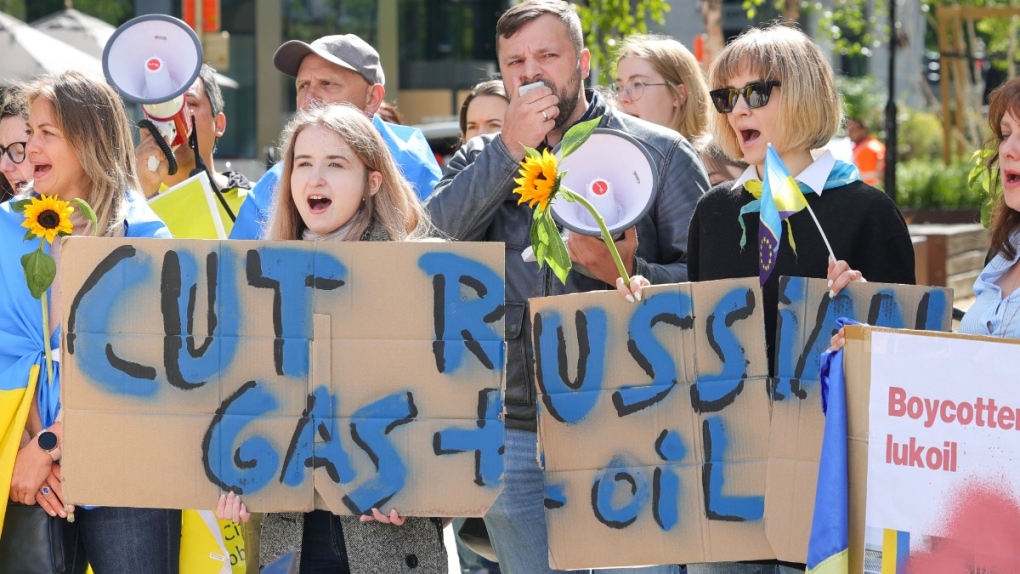 Guerre en Ukraine : l’UE interdit les importations de la plupart du pétrole russe
