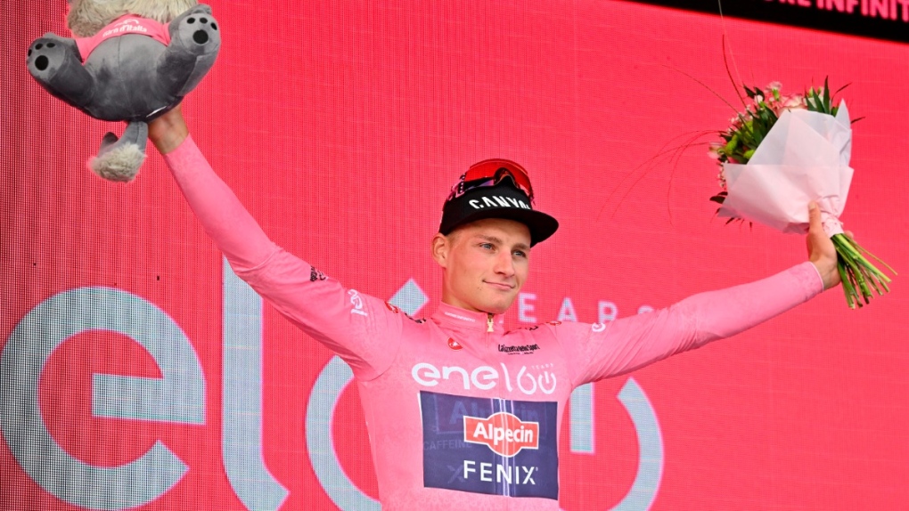 Giro d’Italia: Van der Poel dalam warna pink setelah memenangkan pertandingan pembuka pada debutnya
