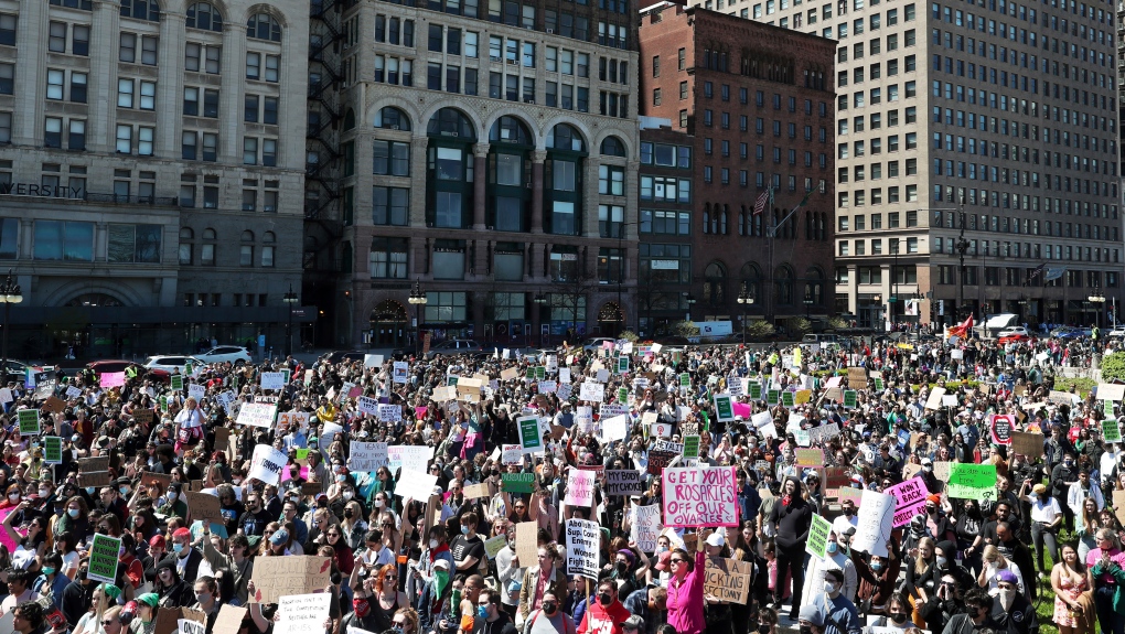 Demonstran hak aborsi berkumpul di kota-kota di sekitar AS