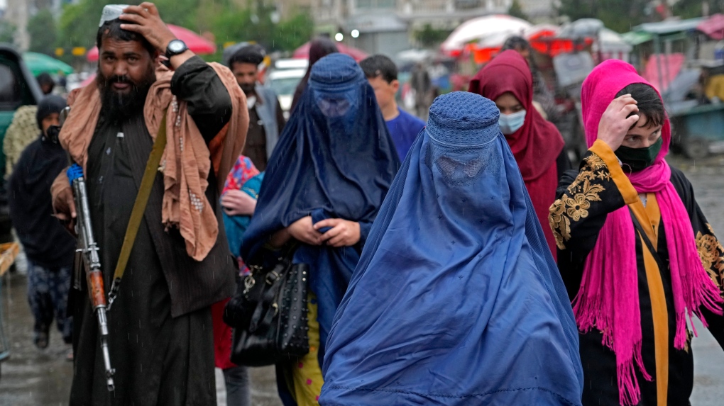 Taliban Afghanistan memerintahkan wanita untuk menutupi kepala sampai kaki