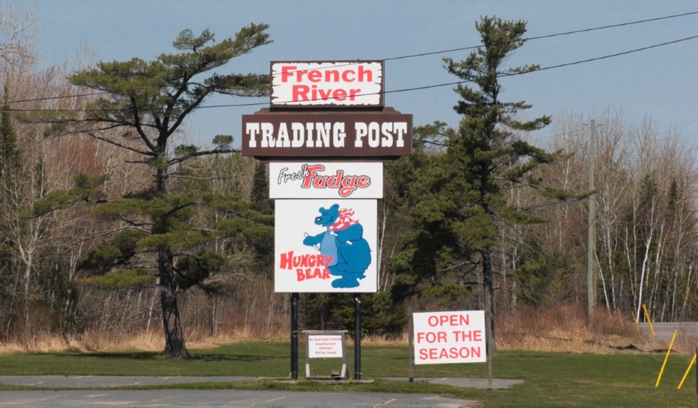 Nouvelles du Nord de l’Ontario : Le propriétaire du poste de traite de la rivière des Français frustré par le manque de panneaux du MTO