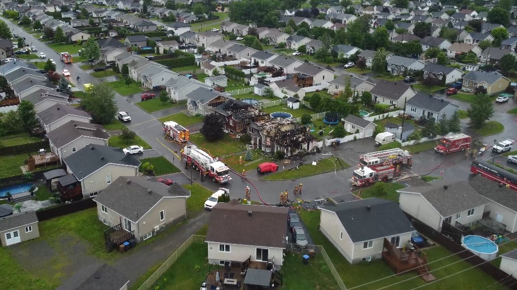 Rayo destruyó 2 casas cerca de Montreal