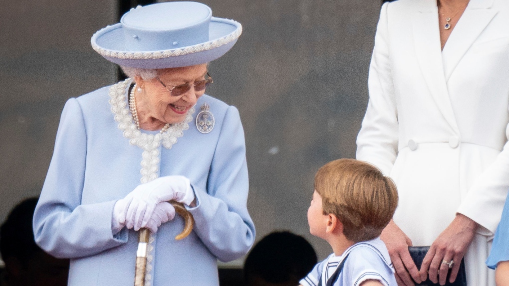 Ratu Elizabeth II: Pangeran Louis di Platinum Jubilee flypast