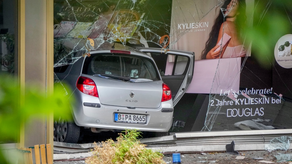 Au moins un mort et 8 blessés après une collision entre une voiture et des piétons à Berlin