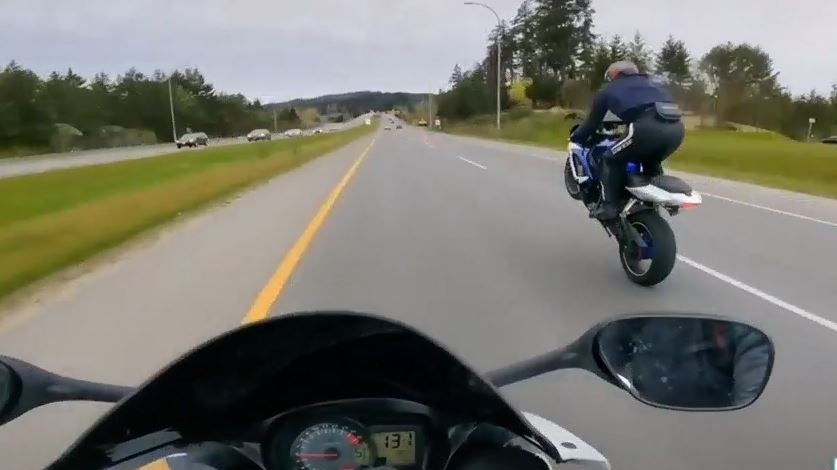 Weaving through traffic and evading police, motorcycles hit 270 km/h near Victoria