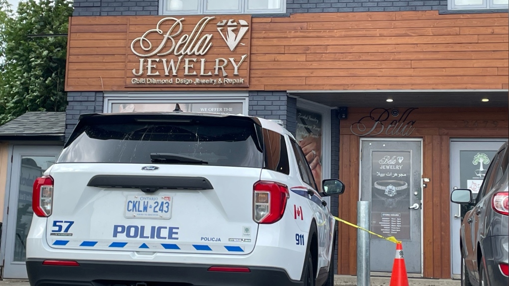 Manhunt underway for multiple suspects in brazen daylight jewellery story robbery