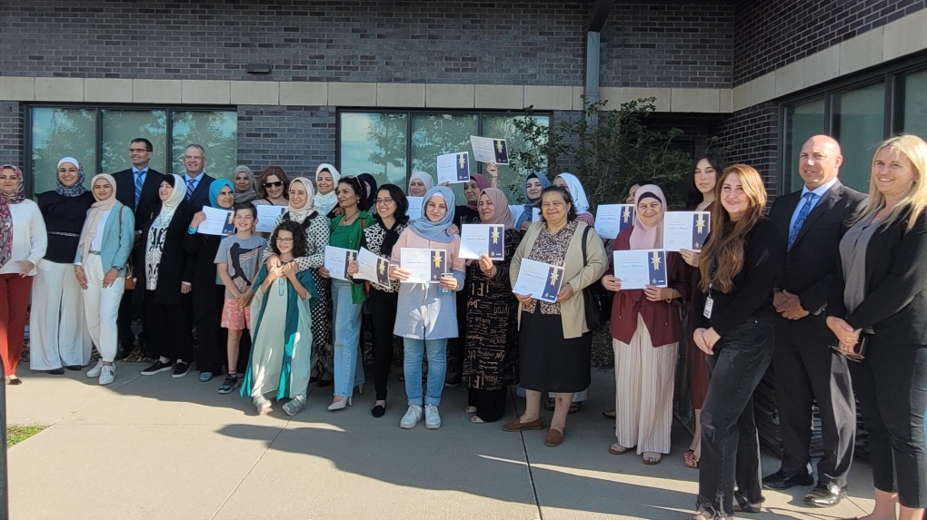 أعضاء الرابطة الكندية للمرأة العربية يكملون أكاديمية شرطة غويلف