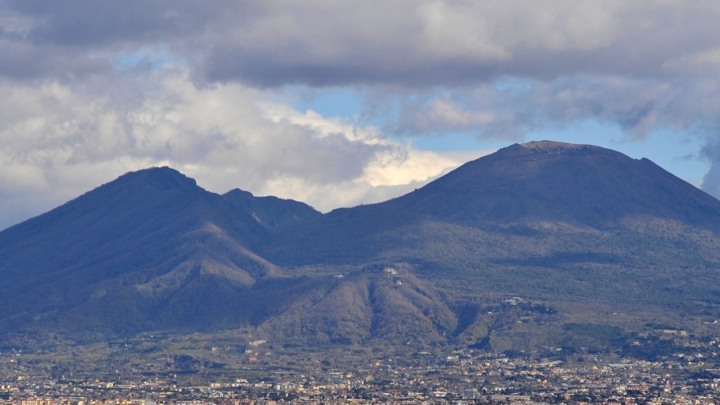 Seorang turis Amerika melarikan diri jatuh ke Gunung Vesuvius setelah meraih telepon